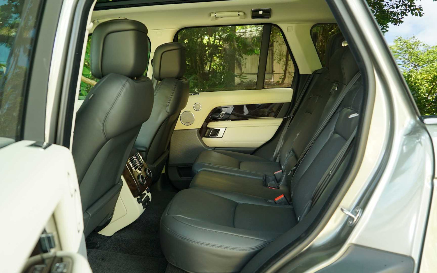 Comparison Land Rover Range Rover P400e HSE 2020 vs Land